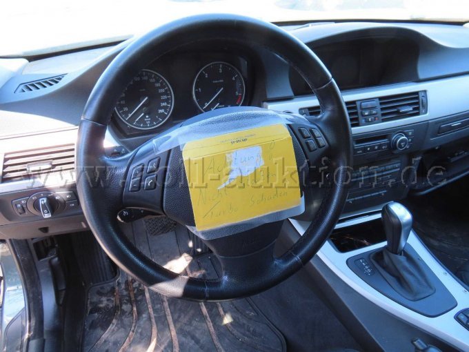 Innenraum vorne, Beschädigungen von ehemaligen polizeispezifischen Einbauten, Innenraum verschmutzt, Hinweis auf Turboladerschaden