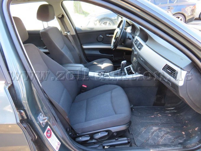 Innenraum vorne rechts, Beschädigungen von ehemaligen polizeispezifischen Einbauten, Innenraum verschmutzt