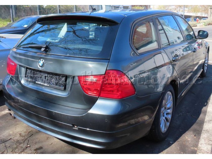 Ansicht diagonal hinten rechts, Heckklappe korrodiert, Stoßfänger beschädigt