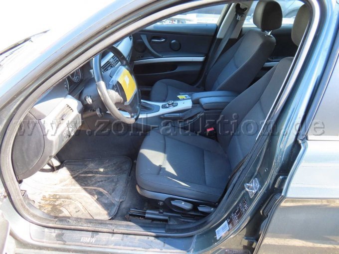 Innenraum vorne links, Beschädigungen von ehemaligen polizeispezifischen Einbauten, Innenraum verschmutzt, Sitzpolster links feucht