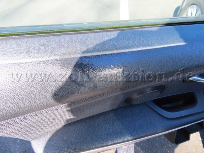 Türinnenverkleidung vorne links stark klebrig