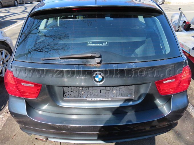 Ansicht hinten, Heckklappe korrodiert, Stoßfänger beschädigt