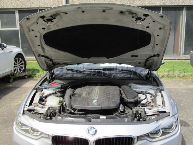 Motorraum mit Innenseite Haube