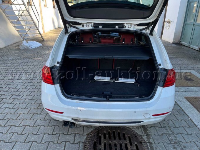 Heckansicht mit geöffneter Heckklappe