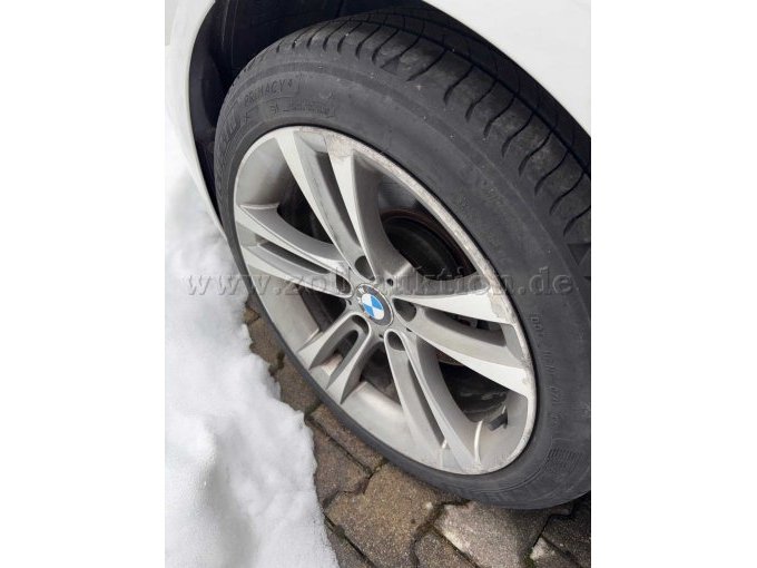 Felge mit Aluminiumkorrosion und Anfahrschäden