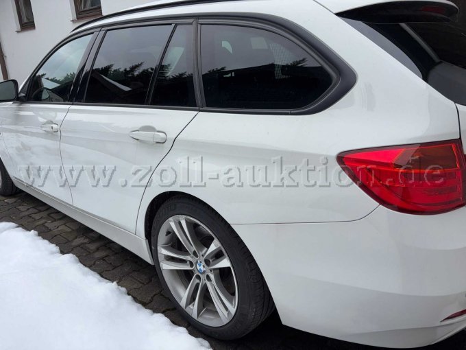 Hinten links im Übergang zur Fahrerseite