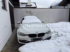 Fahrzeugfront - Ziergitter in der Stoßstange beidseitig gebrochen.