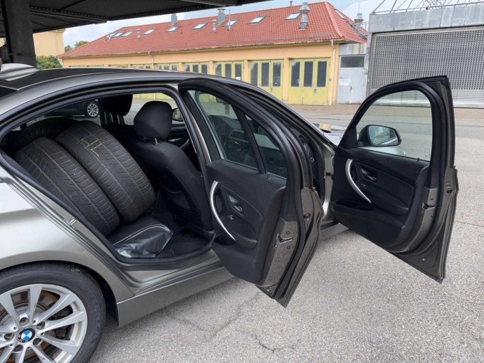 1 BMW 330d Limousine (F30) Advantage – foto 13 – kavel bij Zoll-Auktion, Stuttgart