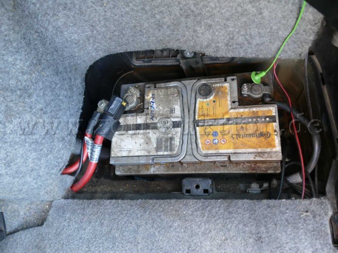 Ansicht Batterie im Kofferraum