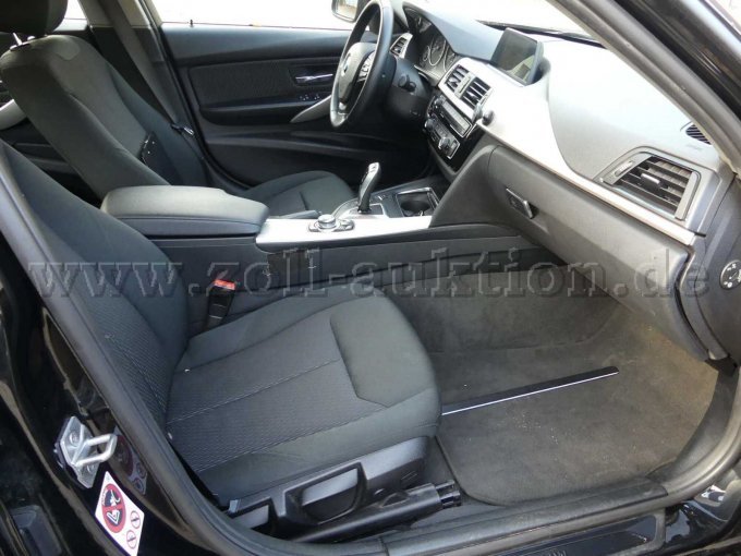 Einstieg und Fahrgastraum vorn rechts