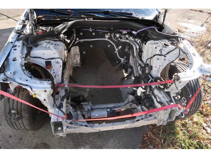 Motorraum mit ausgebautem Motor