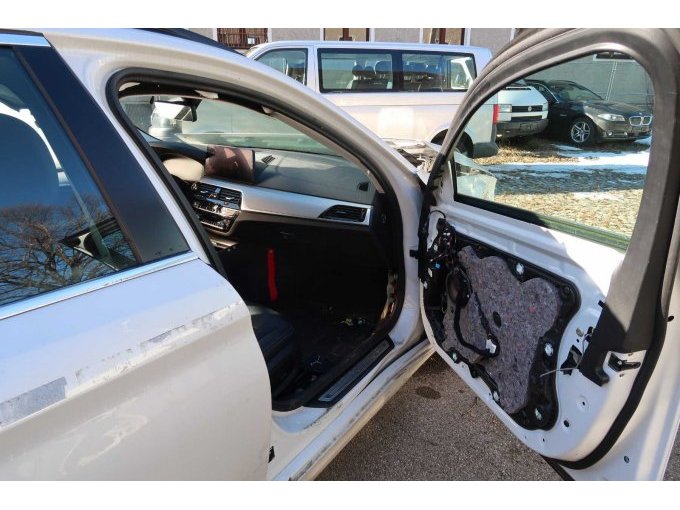 Einstieg Beifahrer mit Rückbauschäden/Polizeiausstattung Beifahrertür