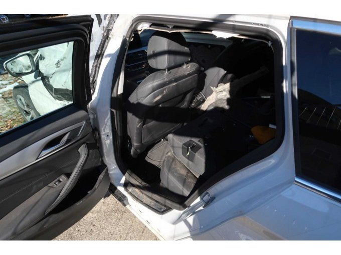 Einstieg hinten-links mit umgeklappter Rücksitzlehne