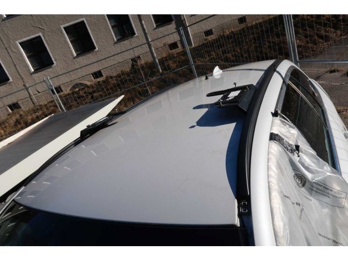 Dach mit Rückbauresten Polizeiausstattung