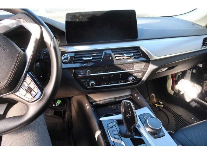 Mittelkonsole mit Bedienelementen, Radio, Display etc.