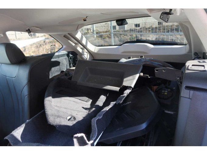 Kofferraum von innen mit Restbauteilen