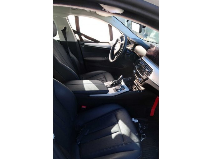 Beifahrer- und Fahrerbereich