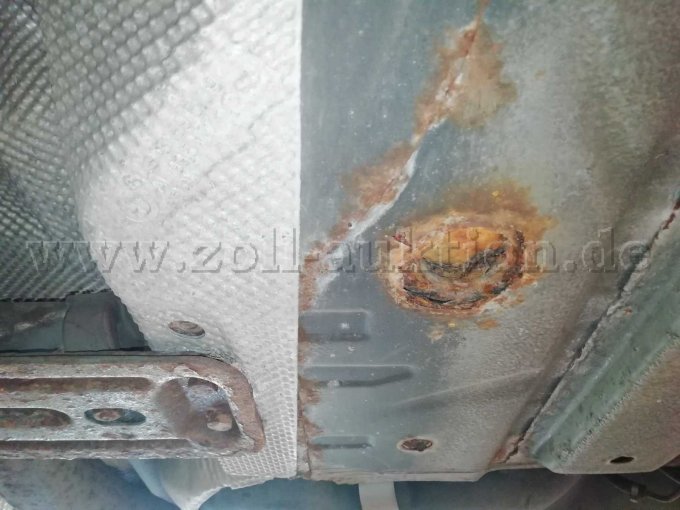 Korrosionsschaden Unterboden rechts