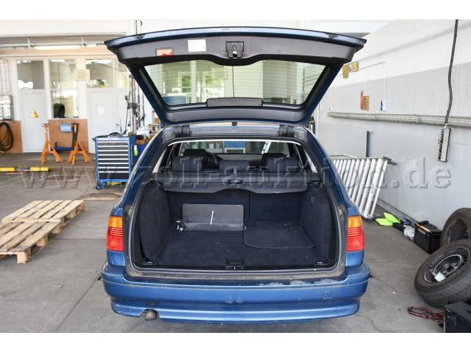 Ansicht hinten, offene Heckklappe
