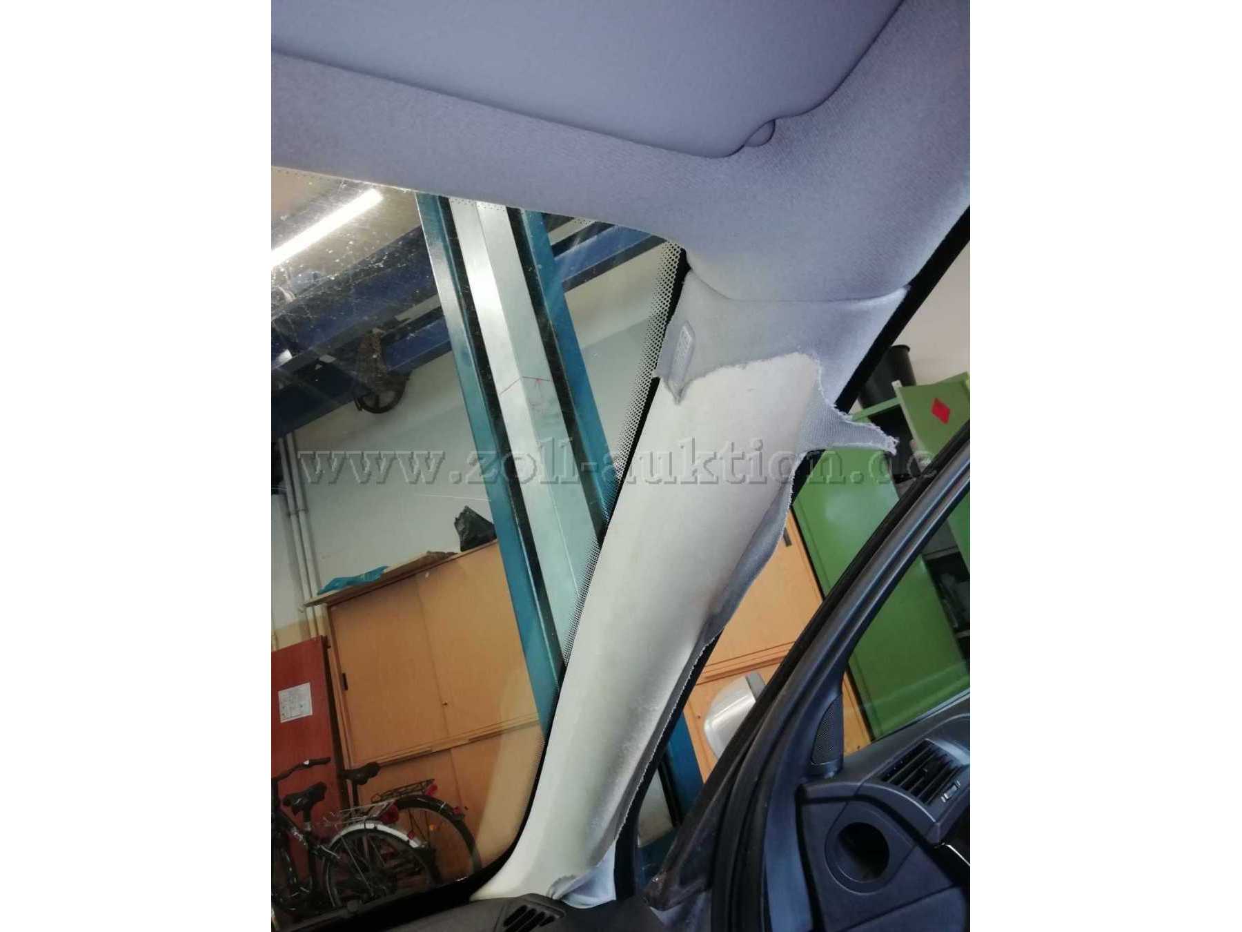 abgelöste A-Säulenverkleidung