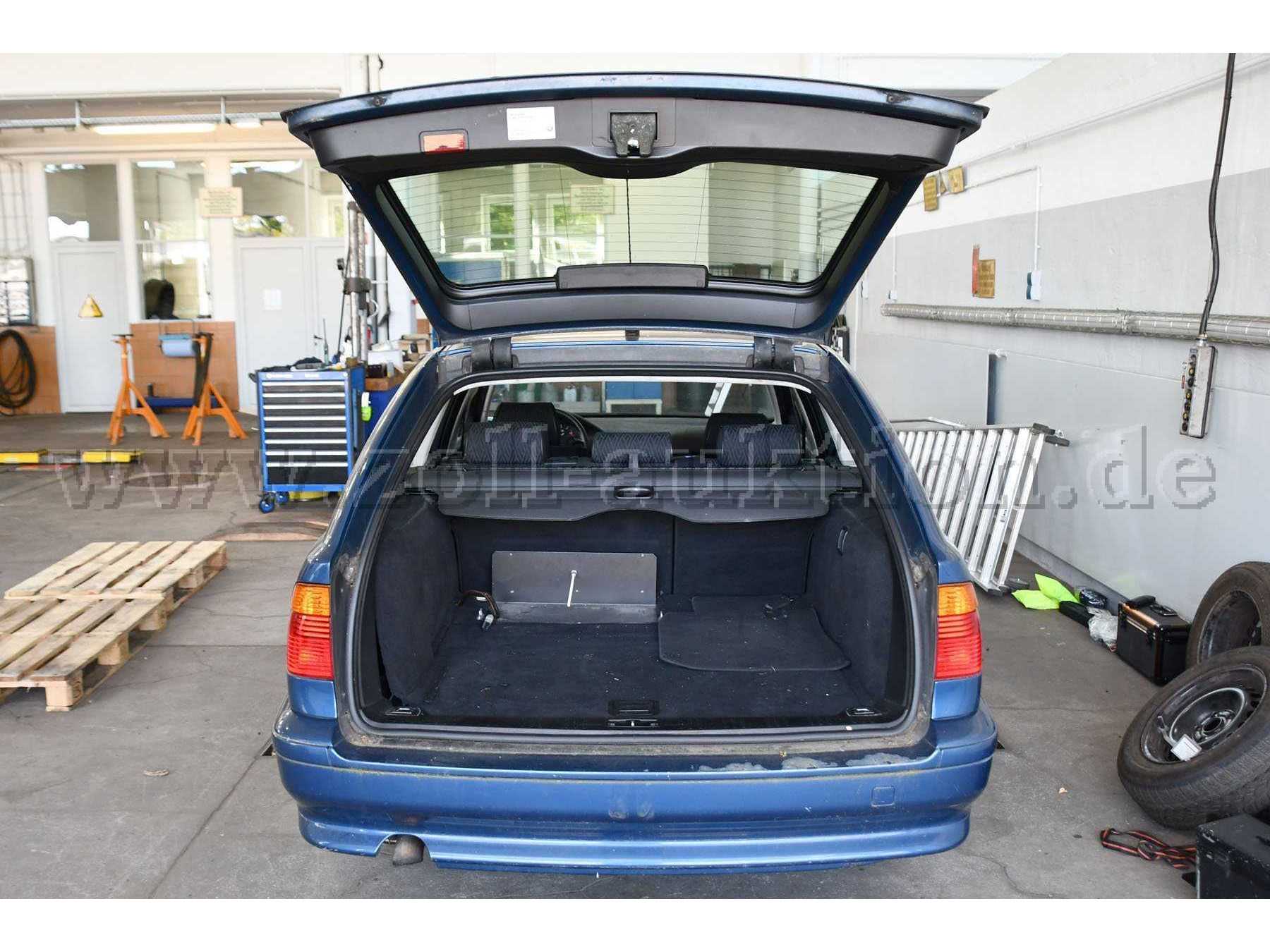 Ansicht hinten, offene Heckklappe