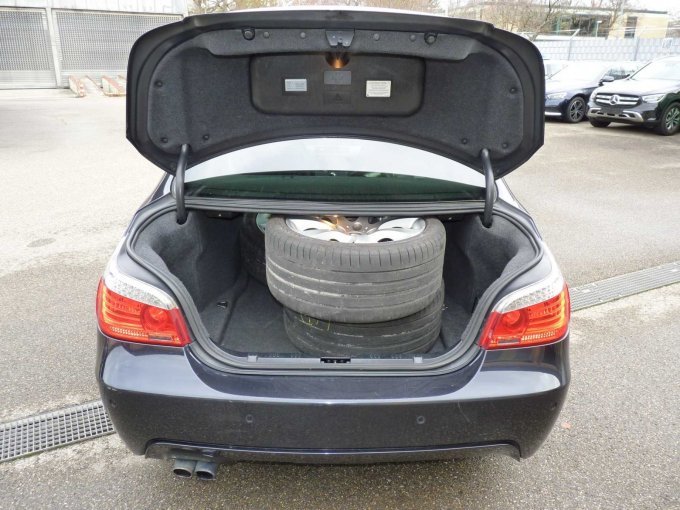 Ansicht von hinten, Kofferdeckel geöffnet, 2. Radsatz erkennbar