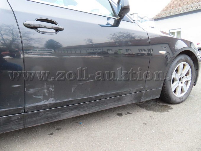 Ansicht seitlich rechts; Radlauf, Türen und Schweller verkratzt