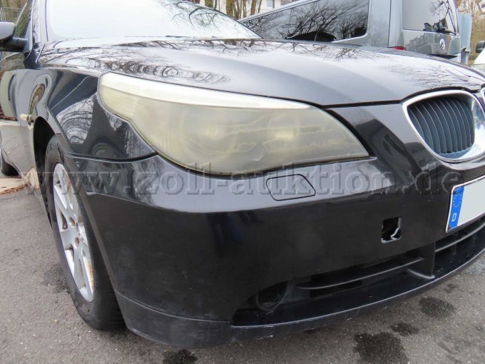 Ansicht vorne rechts, Abschlussscheibe Abblendlichtscheinwerfer matt, Stoßfänger beschädigt und verkratzt