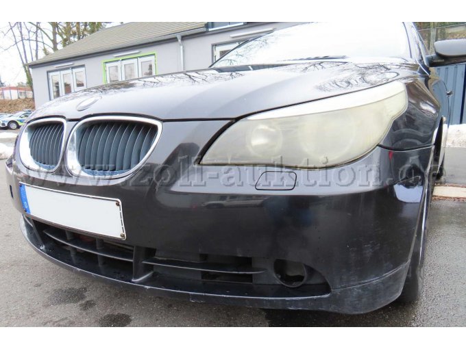 Ansicht vorne links, Abschlussscheibe Abblendlichtscheinwerfer matt, Stoßfänger beschädigt und verkratzt