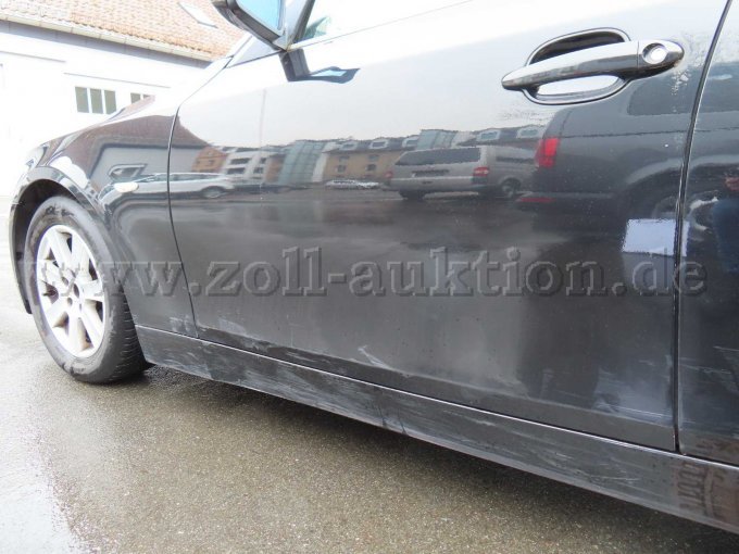 Ansicht seitlich links; Radlauf, Tür und Schweller verkratzt; Tür unterhalb Türgriff korrodiert