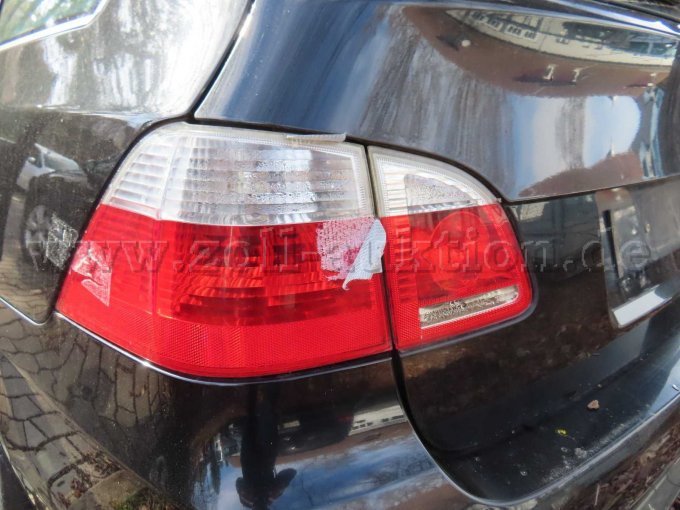 Ansicht hinten links; Fahrtrichtungsanzeiger, Schlussleuchte, Rückfahrscheinwerfer beschädigt und mit Feuchtigkeitseintritt