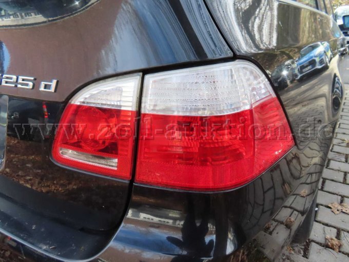 Ansicht hinten rechts; Fahrtrichtungsanzeiger, Schlussleuchte, Rückfahrscheinwerfer beschädigt und mit Feuchtigkeitseintritt