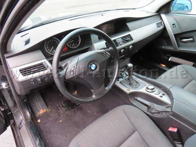 Innenraum vorne links; Beschädigungen von ehemaligen polizeispezifischen Einbauten; Lenkrad, Gangwahlhebel und Handbremshebel abgenutzt; Innenraum verschmutzt