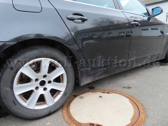 Ansicht seitlich rechts; Radlauf vorne und hinten, Türen sowie Schweller verkratzt