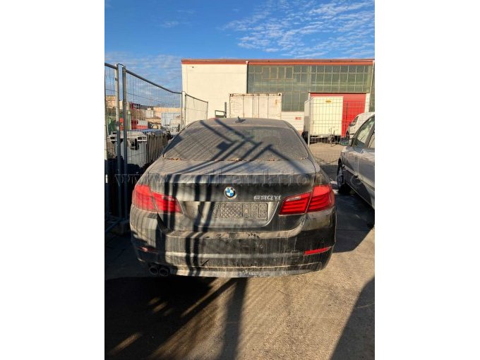 Ansicht der Fahrzeugrückseite sehr stark verschmutzt, Kratzer vorhanden