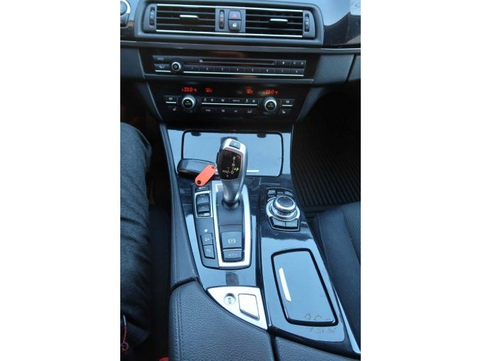 Mittelkonsole mit Automatikschaltung, Bedienelementen und Radio