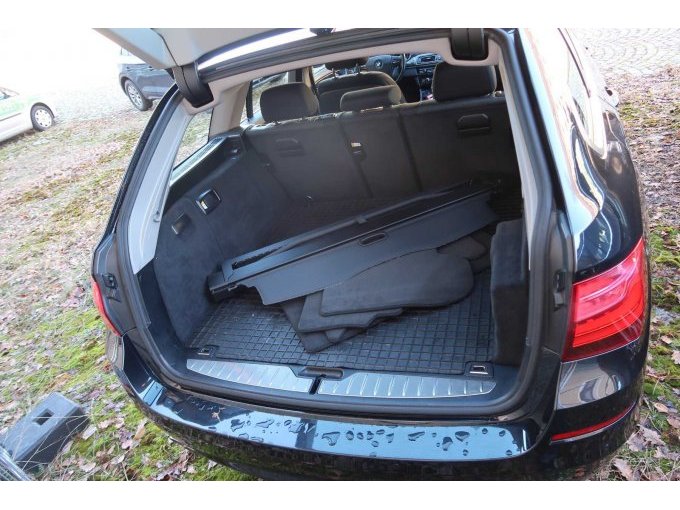 Kofferraum mit Kofferraumabdeckung und zusätzlichen Stoff-Fußmatten