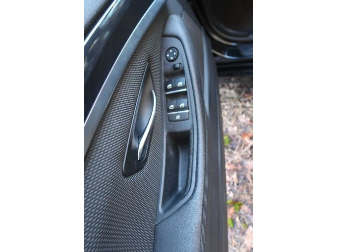 Fahrertür mit Bedienelementen