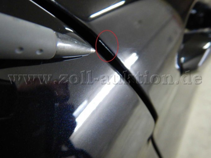 Tür vorne rechts > Türkante hinten: Kratzer mit Lackbeschädigung
