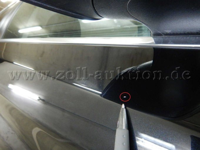 Tür vorne rechts oben: Steinschlag