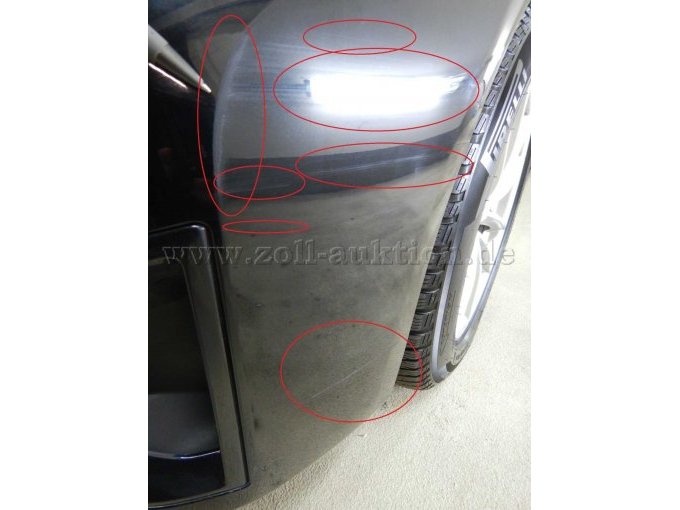 Stoßfänger vorne links außen: Abschürfungen u. Kratzer, auch mit Lackbeschädigung