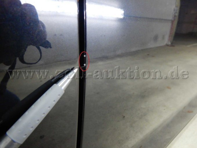 Tür vorne rechts > Türkante hinten: Kratzer mit Lackbeschädigung