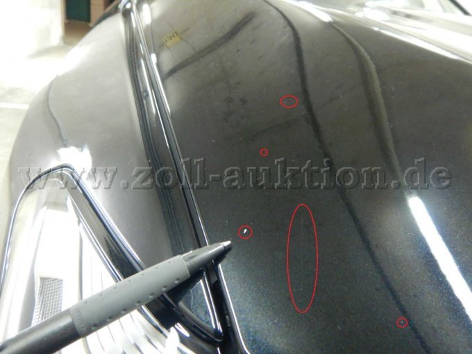 Fahrzeugfront u. Motorhaube: Kratzer u. kleinere Steinschläge