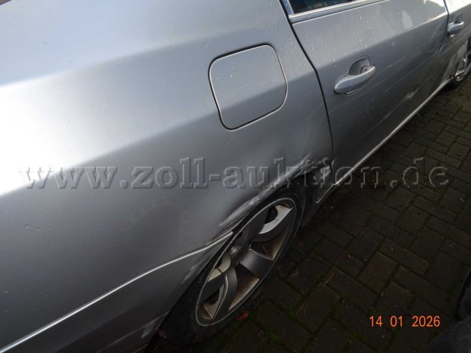 Schaden seitlich rechts