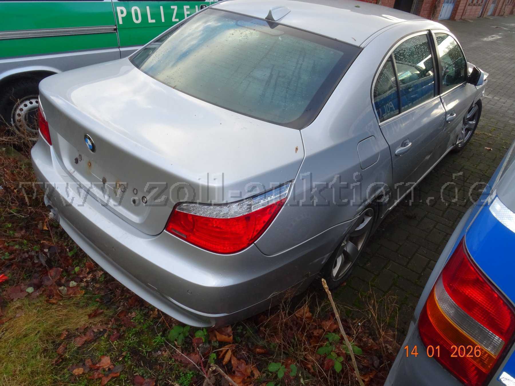 seitlich rechts hinten