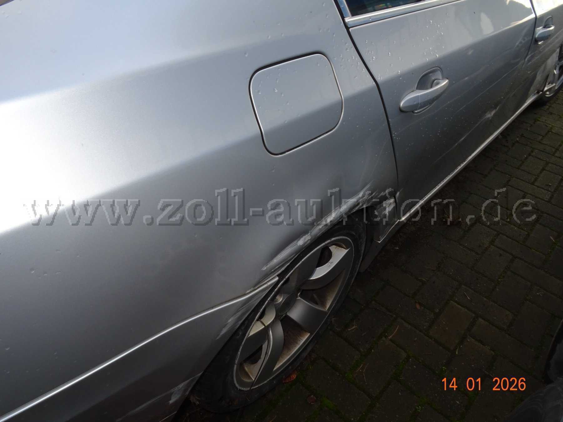 Schaden seitlich rechts