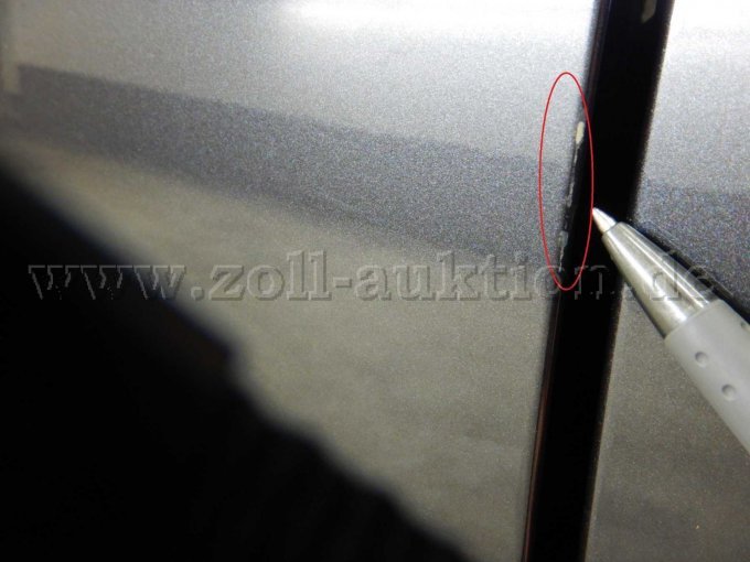 Tür vorne links > Türkante hinten: Kleinere Kratzer mit Lackbeschädigungen