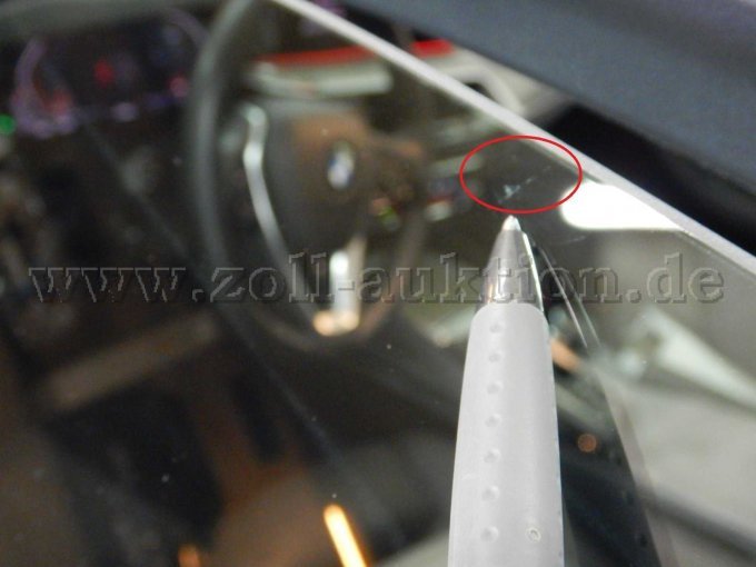 Tür vorne links > Türscheibe oben: Kratzer