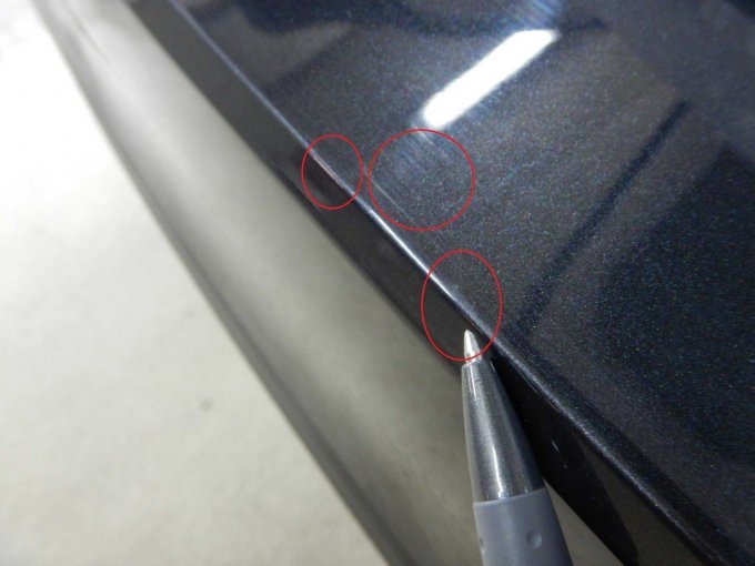 Stoßfänger hinten u. Ladekante: Kratzer und Schürfspuren