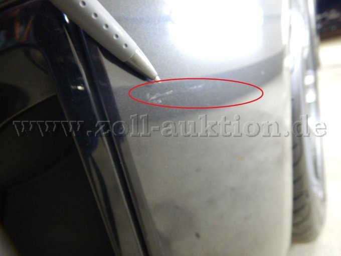 Stoßfänger vorne links außen: Kratzer